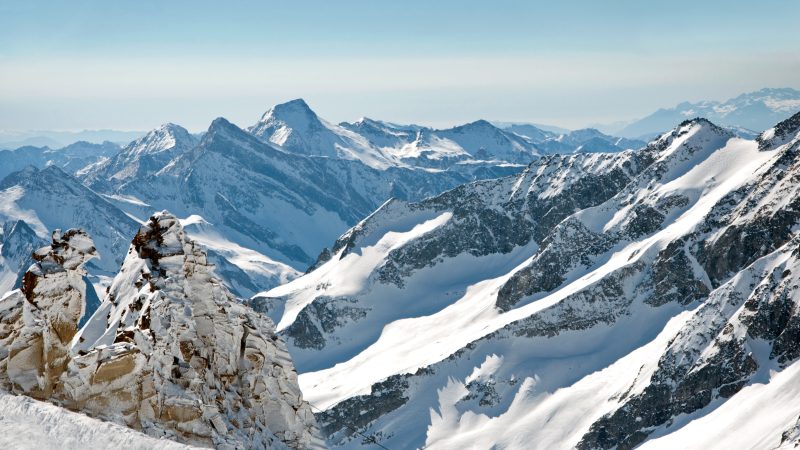 Téléphone, GPS, balise : que faut-il emporter en montagne l&rsquo;hiver ?